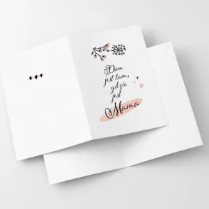 Rozkładana kartka z cytatem „Dom jest tam, gdzie jest Mama” i delikatnymi ilustracjami – projekt do samodzielnego wydruku