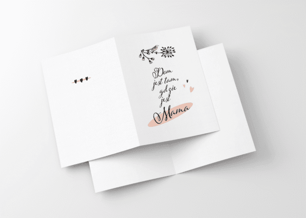 Rozkładana kartka z cytatem „Dom jest tam, gdzie jest Mama” i delikatnymi ilustracjami – projekt do samodzielnego wydruku